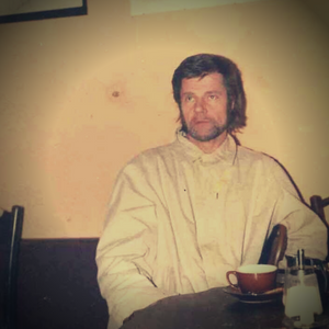 Günter Schwannecke etwa 1980 in einem Café in Braunschweig. Im Hintergrund sind im Anschnitt Bilder zu erkennen, die er selbst gezeichnet hat. Fotoquelle: Karl-August Holländer via Gedenkinitiative Günter Schwannecke.